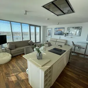 The Picture Works: City Centre With Free Parking Apartment